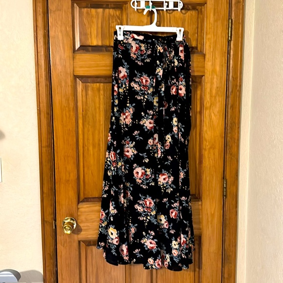 Bobeau wrap skirt black with floral size Medium - Picture 2 of 3